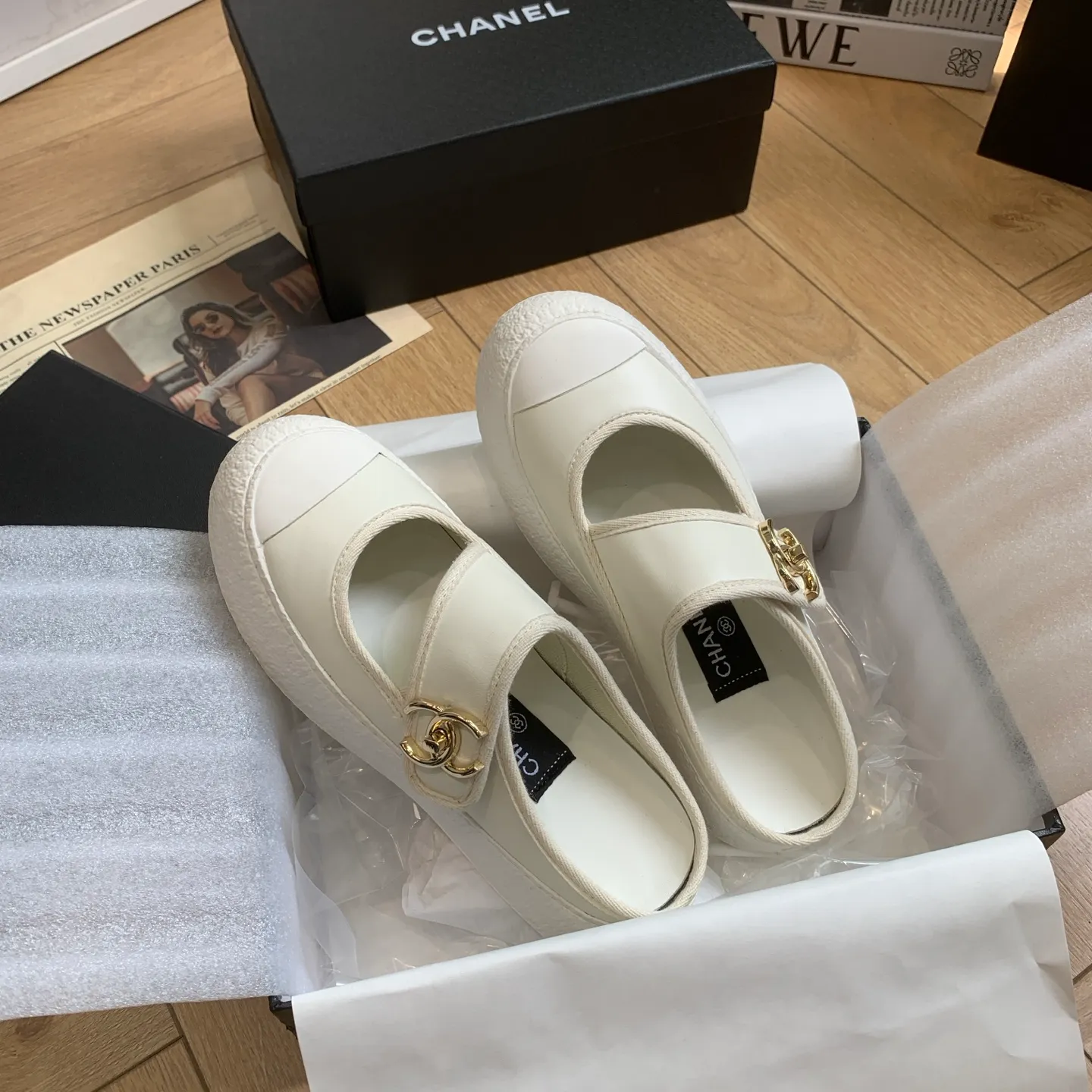 👟👟Ex-factory price 540👟👟 🍀Chanel Chanel 24P Xiaoxiang's latest hot style big-toe shoes, doll shoes, casual sports shoes, white shoes, loafers Xiaoxiang's big-toe shoes this season are cool and cute. The toe and lace surface are eye-catching. The sense of elegance in casual is overwhelming. The classic design with metal round buckle is particularly eye-catching. The flat design is extremely comfortable. Daily matching, a must-have tool for looking cool when going out on the street. Fabric: original lambskin. Lining: original cloth. Foot pads: sheepskin. Sole: original molded non-slip TPU outsole. Bottom thickness: 3.5CM. Size: 35-41 (40 41 customized) 👉